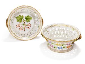 Et par Flora Danica frugtkurve af porcelæn, dekorerede i farver og guld. 3534. Royal Copenhagen. Diam. 21,5 cm.