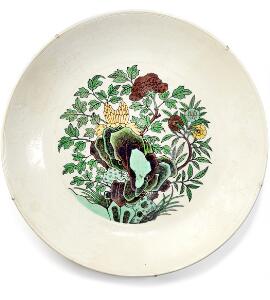 Kolossalt kinesisk fad af porcelæn, dekoreret i farver med blomster. Mærket Kejserinde Dowager Ci Xi. Sen Qing. Diam. 63,5 cm.