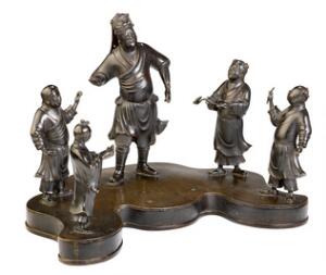 Figurgruppe af bronze. Kina, sen Qing, ca. 1900. H. 25 cm.