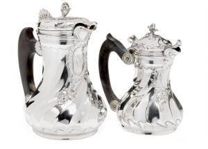 To franske Louis XV kaffekander af sølv. 18. årh. Vægt 1160 gr. H. 19 og 22 cm. 2