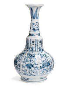 Orientalsk vase af porcelæn, dekoreret i underglasur blå med blomster og blade i felter med riller i relief. Oxford test medfølger.