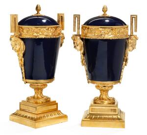 Et par franske lågvaser af forgyldt bronze og Roi de Blue porcelæn. Louis XVI form, 19. årh.s slutning. H. 31. 2
