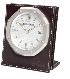 Audemars Piguet Bordur af stål. Model Royal Oak Table Clock. Mekanisk værk med manuelt optræk og dato. 2009.