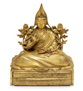 Lama, Gul-hat af forgyldt bronze siddende i mediterende stilling. Tibet 17.-18. årh. H. 17 cm.