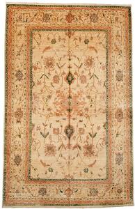 Orientalsk tæppe i Ushak design, medaljondesign udført i beige farver. Ca. 2000. 473 x 301.