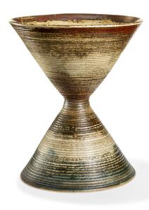 Axel Salto Kegleformet. Vase af stentøj, modelleret med horisontalt, riflet mønster. H 32,3.