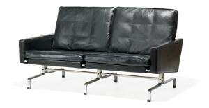 Poul Kjærholm PK-312. Fritstående to-personers sofa med stel af matforkromet stål. Sider, ryg samt løse hynder i sæde og ryg betrukket med sort skind.