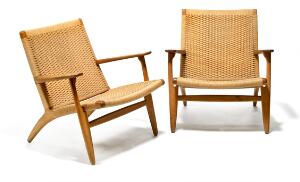 Hans J. Wegner CH 25. Et par lænestole med stel af eg. Sæde og ryg udspændt med flettet papirgarn. 2