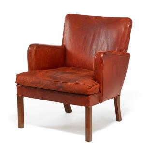 Kaare Klint Lænestol med stel af mahogni. Sider, ryg samt løs sædehynde betrukket med originalt patineret rødt skind. Model 5313.