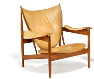 Finn Juhl Høvdingestol. Lænestol af mahogni. Sæde, armlæn samt dybthæftet ryg betrukket med patineret naturskind. Udført hos Ivan Schlechter.