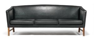 Ole Wanscher Tre-personers sofa med ben af palisander. Sider, ryg samt løse hynder i sæde med betræk af sort skind.