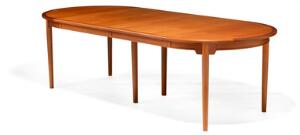 Hans J. Wegner Cirkulært spisebord af mahogni med udtræk og tre tillægsplader. Opsat på seks runde tilspidsende ben. 4
