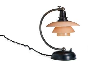 Poul Henningsen PH-11 Natbordslampe. Lille drejelig bordlampe med stel af bruneret messing, monteret med skærme af rødmalet matglas.