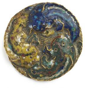 Rundt fragment af delvist forgyldt bronze og emaille i farver med tre karper. Antagelig Ming 1368-1644. Diam. 8 cm.