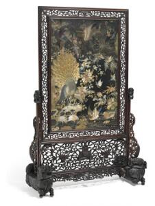 Stor kinesisk skærm af hardwood på stand med glas indrammet silke broderi. Qing-dynastiet, 19. årh.s sidste halvdel.