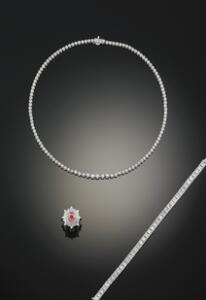 Diamanthalskæde af platin prydet med talrige brillantslebne diamanter på i alt ca. 5.00 ct. L. ca. 44 cm. SGL certifikat medfølger. Ca. 2008.