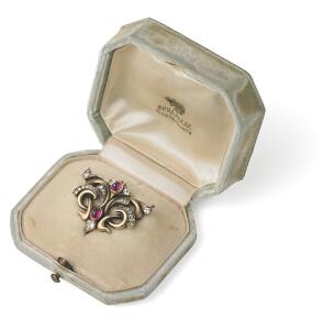 Russisk rubin- og diamantbroche af 14 kt. guld, prydet med cabochonslebne rubiner og talrige gammel- og rosenslebne diamanter. L. 3,2.