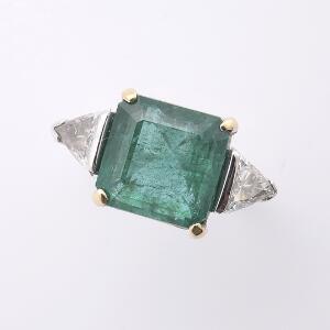 Smaragd- og diamant ring af 18 kt. guld og hvidguld prydet med smaragdslebet smaragd flankeret af trillantslebne diamanter. Str. 54,5. Rom, ca. 2005.
