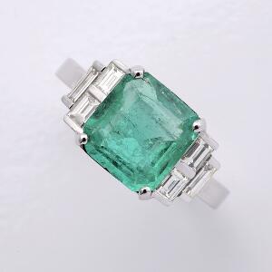Smaragd- og diamantring af 18 kt. hvidguld prydet med smaragdslebet smaragd på ca. 3.00 ct. flankeret af talrige baguetteslebne diamanter. Str. 52. Paris, 2009.