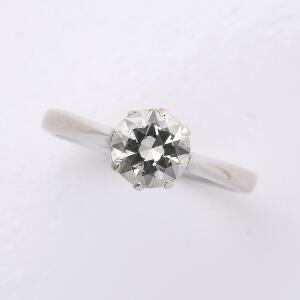 Diamantring af 14 kt. hvidguld prydet med brillantsleben diamant på ca. 1.22 ct. Farve Crystal. Klarhed VS1. Str. 55. Ca. 2004.