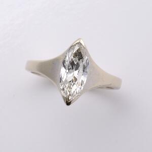 Diamant solitairering af 14 kt. hvidguld prydet med marquiseslebet diamant på ca. 1.65 ct. Klarhed VS. Str. 56.