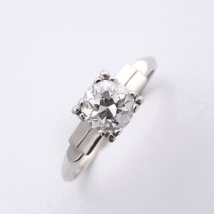 Diamant solitairering  afplatin prydet med brillantslebet diamant med ældre slibning på ca. 1.25 ct. Str. 58. Ca. 1950.