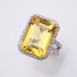 Rare Citrin- og diamantring af 18 kt. hvidguld prydet med smaragdslebet citrin omkranset af talrige brillantslebne diamanter. Str. 58. Original æske medfølger.