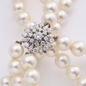 Dobbeltradet perle- og diamanthalskæde med kulturperler og diamantlås af 18 kt. hvidguld prydet med talrige brillant- og marquiseslebne diamanter. Ca. 1960-70.