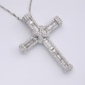 Halskæde med diamantvedhæng af 18 kt. hvidguld i form af kors prydet med talrige brillant- og baguetteslebne diamanter på ca. 2.20 ct.