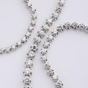 Diamanthalskæde af 18 kt. hvidguld prydet med talrige brillantslebne diamanter på i alt ca. 8.50 ct. WesseltonVVS-VS. L. ca. 42 cm. Milano, ca. 2008.
