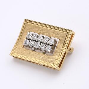 Broche af 18 kt. delvis satineret guld og hvidguld prydet med talrige brillantslebne diamanter. L. ca. 2,9 cm. Ca. 1960-70.