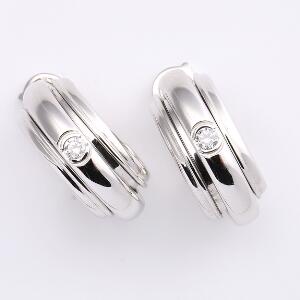 Piaget Et par diamantørestikker af 18 kt. hvidguld hver prydet med brillantslebet diamant. L. 2,5 cm. Vægt ca. 20,5 gr. Ca. 1995. 2