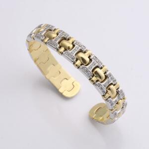 Diamantarmring af 18 kt. guld og hvidguld prydet med talrige brillantslebne diamanter. Diam. ca. 5,8 cm. Vægt ca. 36 gr. Ca. 1990.