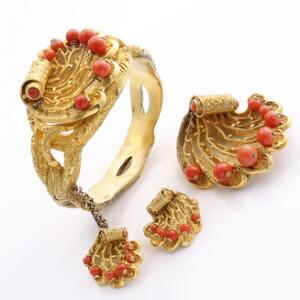 Art Nouveau koralsmykkesæt af 14 kt. guld bestående af armring, broche og øreclips prydet med koralperler. Diam. ca. 6 cm. L. ca. 4,8 og 2,2 cm.Vægt i alt 68 gr