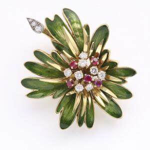 Rubin- og diamantbroche af 18 kt. guld og hvidguld i form af blomst prydet med emalje og talrige facetslebne rubiner og brillantslebne diamanter. Ca. 1950-60.