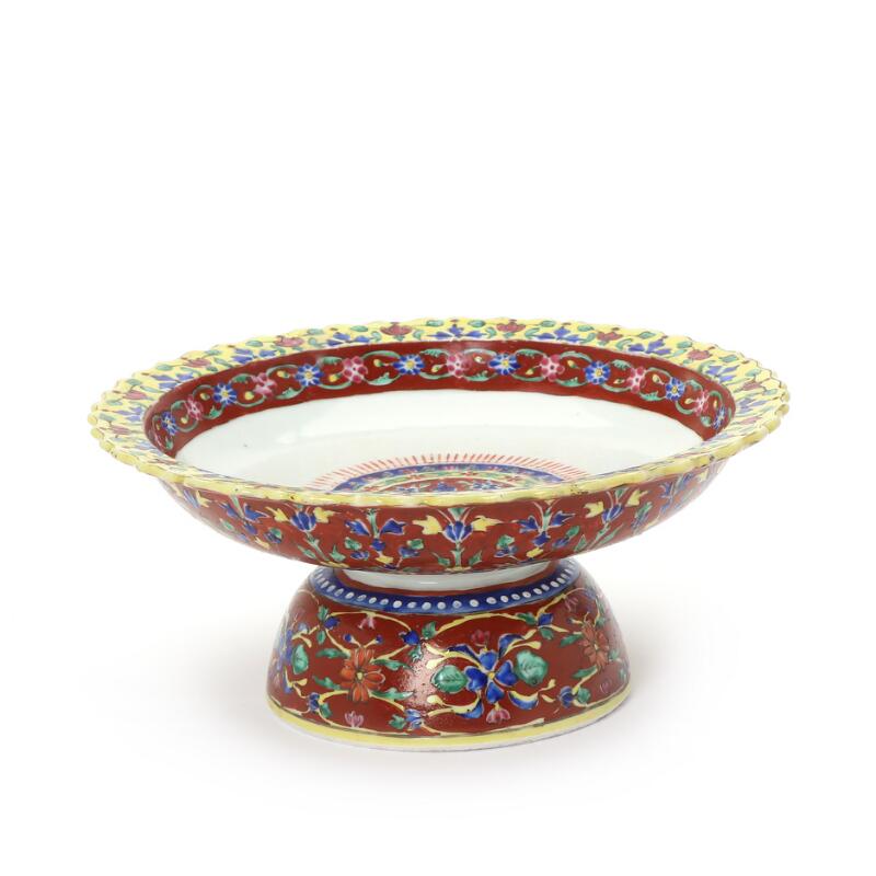 A Bencharong enameled porcelain stem dish, 19th/20th century. H. 13 cm...
