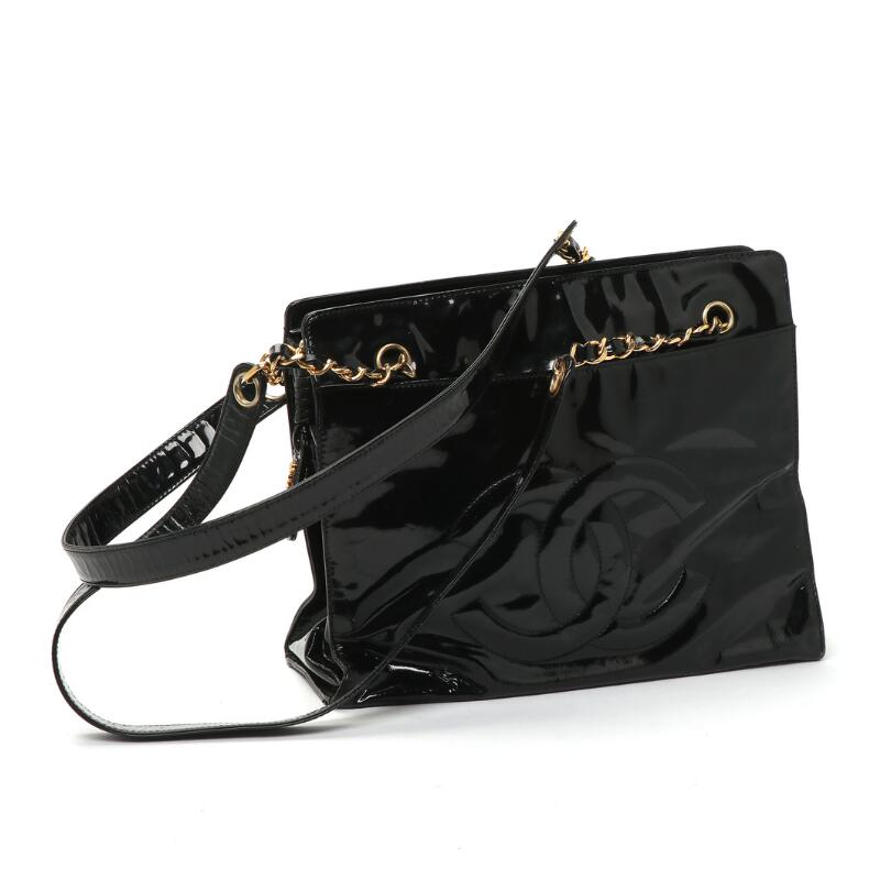 Chanel: A shoulder bag in black patent leather, chain shoulder straps...