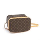 Louis Vuitton: A Nice beautybox of brown monogram canvas with