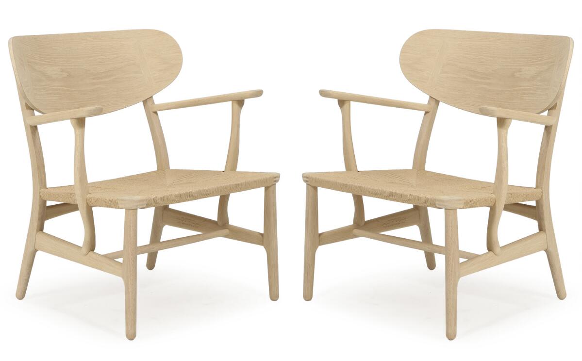 Hans J. Wegner: "CH 22". A pair of easy chairs with oak frame and moulded back, seat with papercord. Manufactured by Carl Hansen & Son. (2)