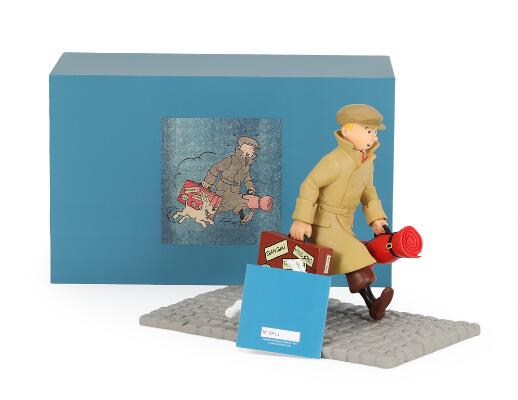 Tintin: Four resin figurines and a moon rocket. H. 5-30 cm. (5