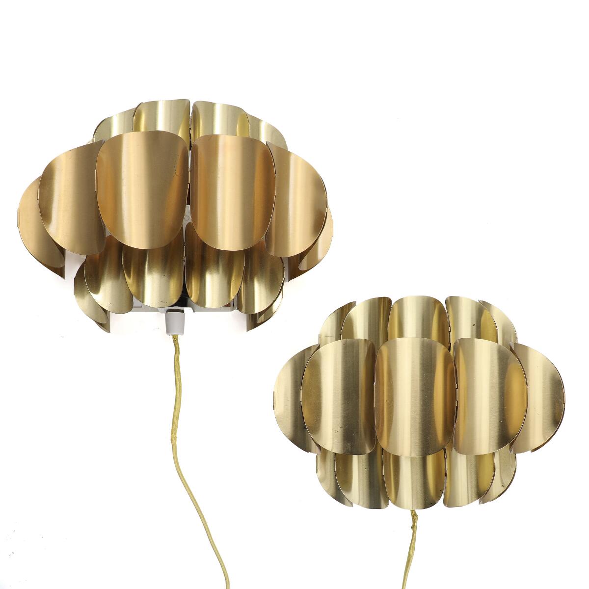Werner Schou: A pair of brushed brass wall lamps. Model Cor74. H. 19 cm. W. 26 cm. (2)