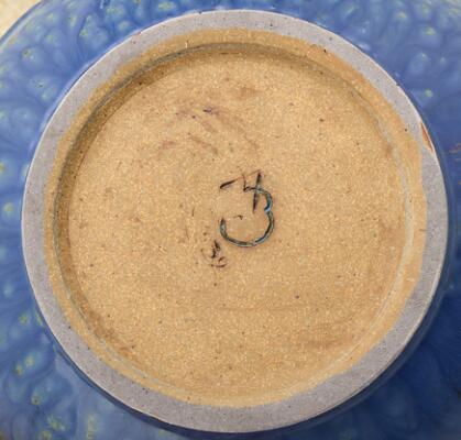 Arne Bang: A stoneware pitcher and dish. H. resp. 14.3 and 5.5 cm