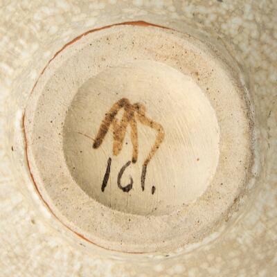 Arne Bang: A stoneware pitcher and dish. H. resp. 14.3 and 5.5 cm