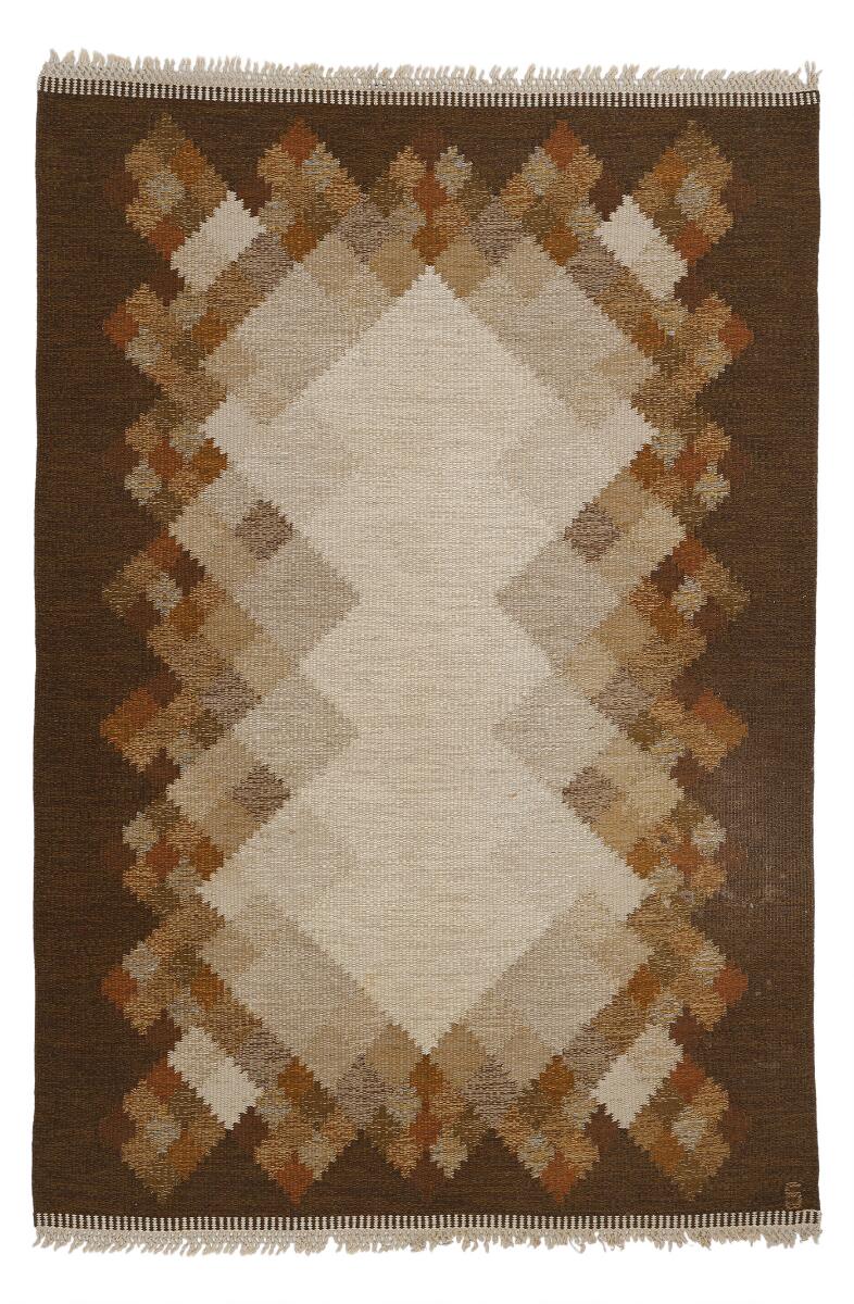 Brita Svefors: “Opal”. Handwoven wool carpet in “rölakan” flatweave technique. Geometric decor in shades of brown, grey and beige.
