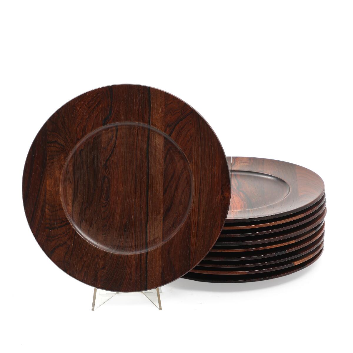 Jens H. Quistgaard: A set of 10 solid rosewood plates. Kronjyden, Danmark. Diam. 27.5 cm. (10)