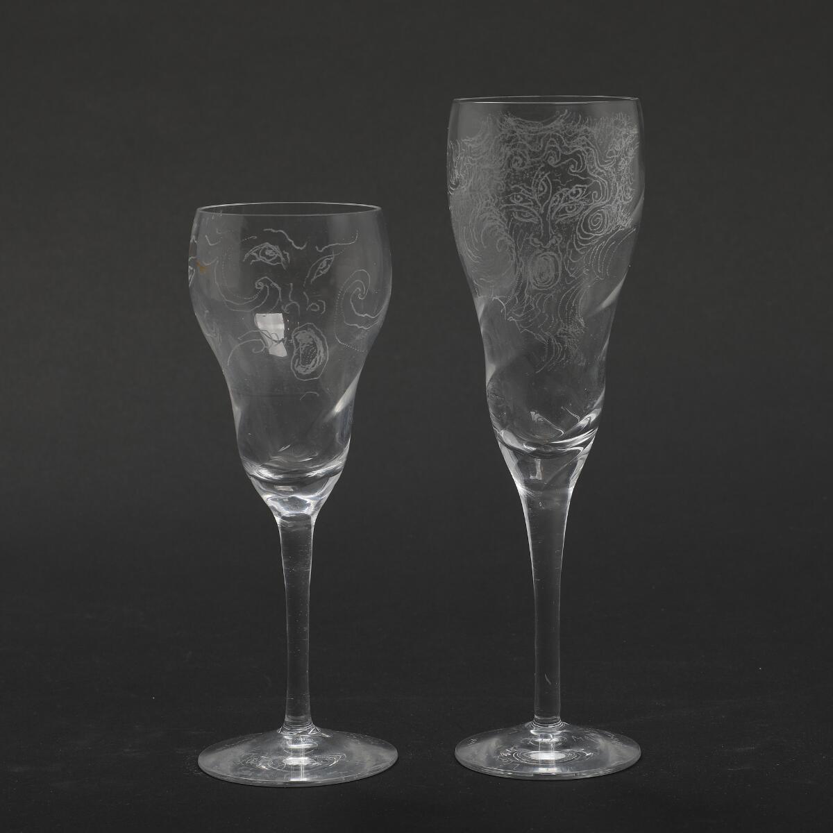 Arje Griegst: "Xanadu". A champagne and white wine glass with hand engraved motifs. Signed. H. 23 and 19.4 cm. (2)