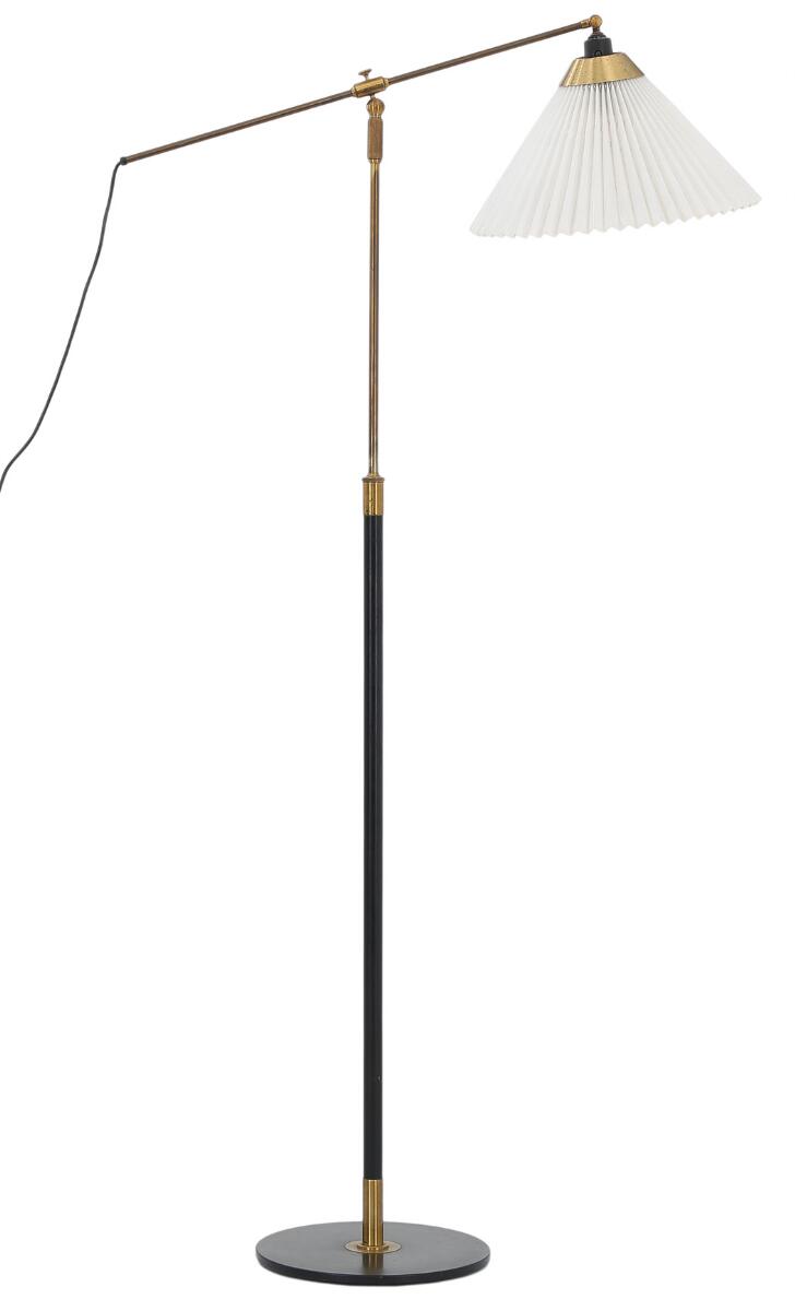 Aage Petersen: “Teleskop”. Adjustable brass and black-lacquered metal floor lamp. Max H. ca. 160 cm.