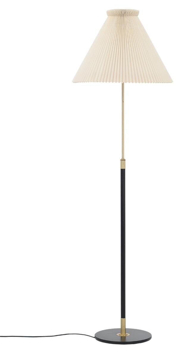 Aage Petersen: A height adjustable black lacquered metal and brass floor lamp with pleated shade. Max H. 171 cm.