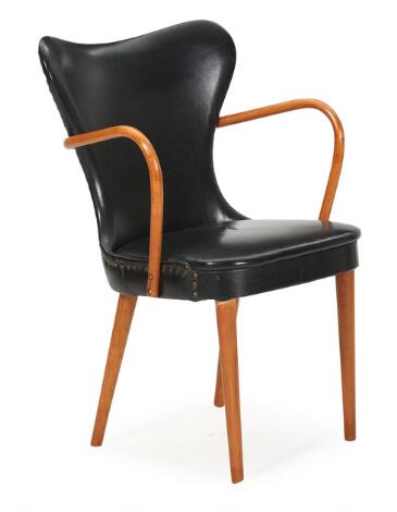 Søren Hansen: Armchair with beech legs and armrests, seat and back upholstered with nailed black imitation leather. Fritz Hansen, 1940s.
