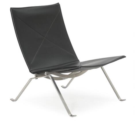 Poul Kjærholm: "PK 22". Lænestol med stel af stål. Sæde og ryg med sort skind. Udført hos Fritz Hansen, 2007.